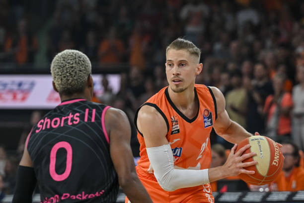 全队上下齐 全队上下齐